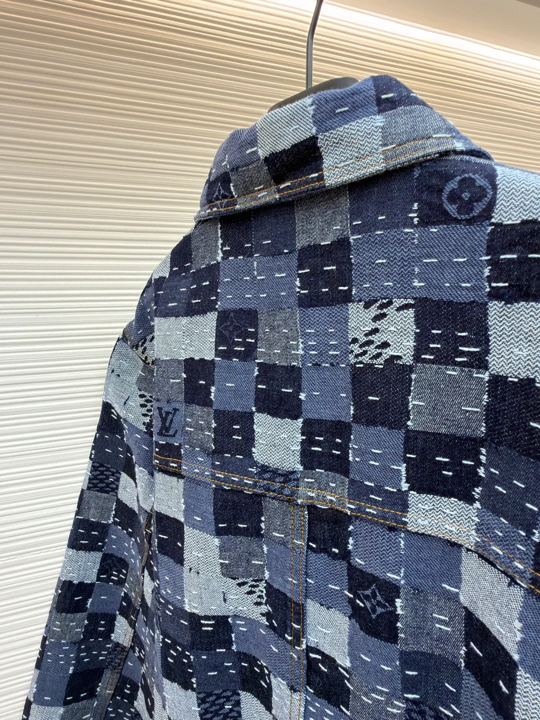 LOUIS VUITTON ●Description: Using denim fabric to create a standard version, the Damier jacquard texture pattern is presented through exquisite splicing technology, showing Nigo's deep understanding of Japanese traditional craftsmanship. The design cleverly combines workwear elements with modern aesthetics. The curved collar line is smooth and elegant, perfectly balanced with the overall silhouette. The details are embellished with shiny domed metal buttons and rivets, adding sophistication to the overall look. Adjustable straps at the back waist ensure comfort. The overall wiring is straight and delicate, the fabric is comfortable and soft, and the color is consistent without color difference. It can be matched with the same style to create a fashionable look and control various occasions. Customized accessories, complete with three standards, same style for men and women!